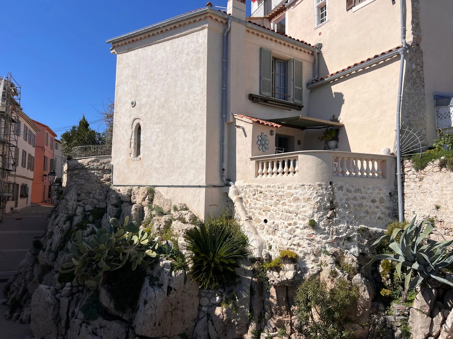 A quiet stone house with pool terrace in Provencal morning light
